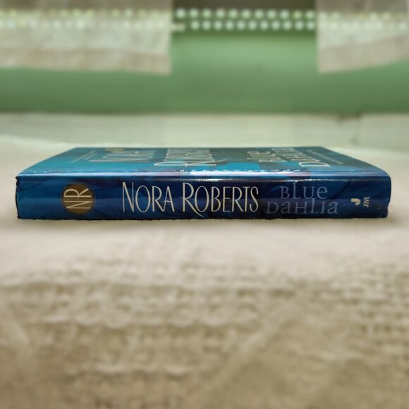 Nora Roberts Garden Trilogy Hardback - Picture 2 of 14
